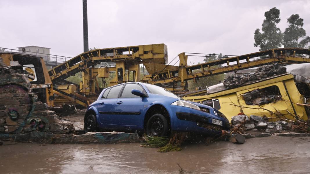 Komşuda da aynı kabus! Tarihin 'en şiddetli yağışı' 1